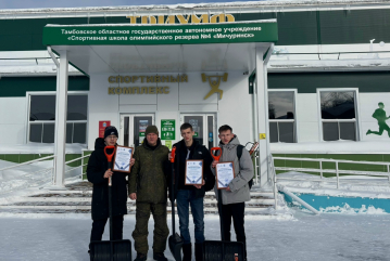 Активисты помогли убрать снег на спортивном объекте